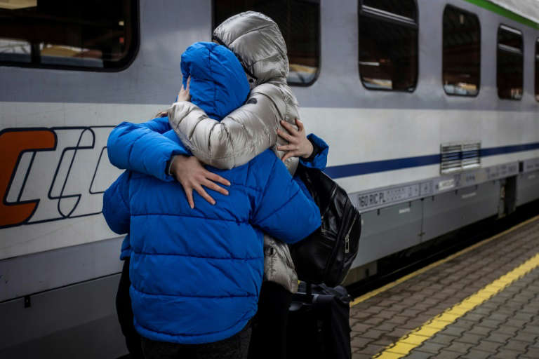 Nhiều người Ukraine từ nước ngoài trở về quê hương - Ảnh 1.