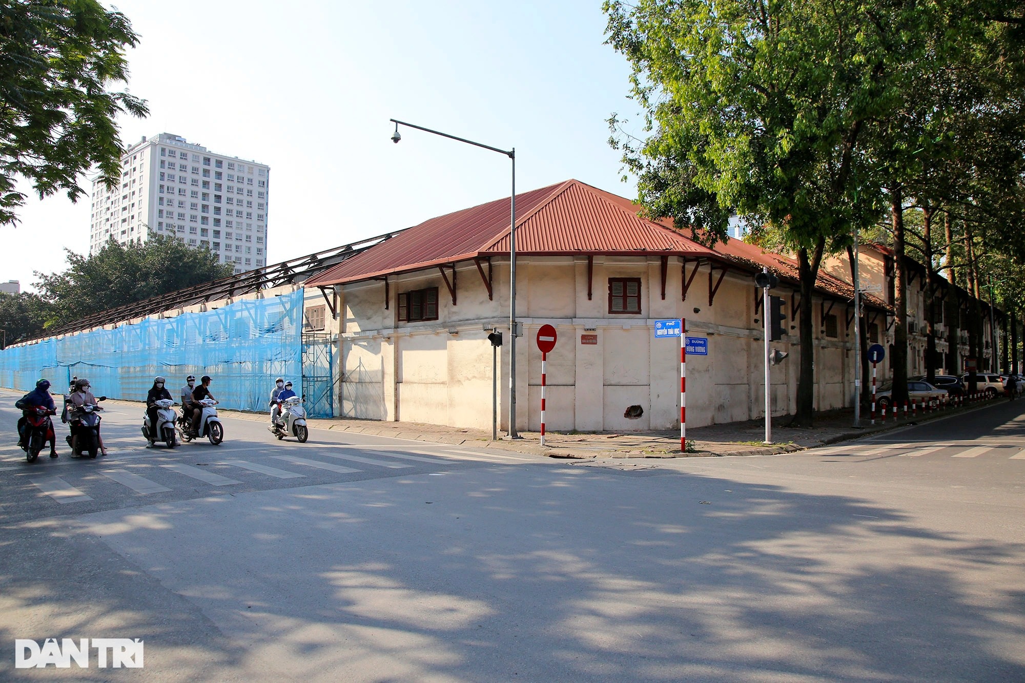 Bí thư Hà Nội yêu cầu tạm dừng phá tòa nhà Pháp cổ gần quảng trường Ba Đình - Ảnh 1.