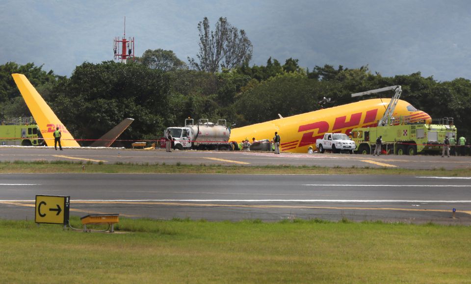 Costa Rica đóng cửa sân bay sau sự cố máy bay gãy đôi - Ảnh 1.