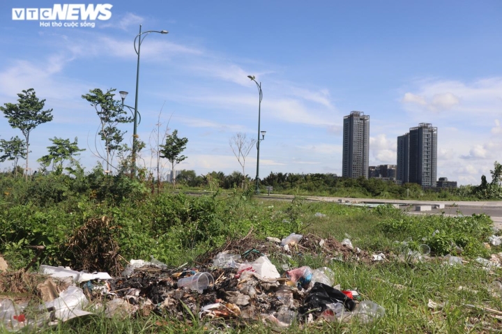TP.HCM: Khu đô thị mới Thủ Thiêm 'ngập' trong rác - Ảnh 3.