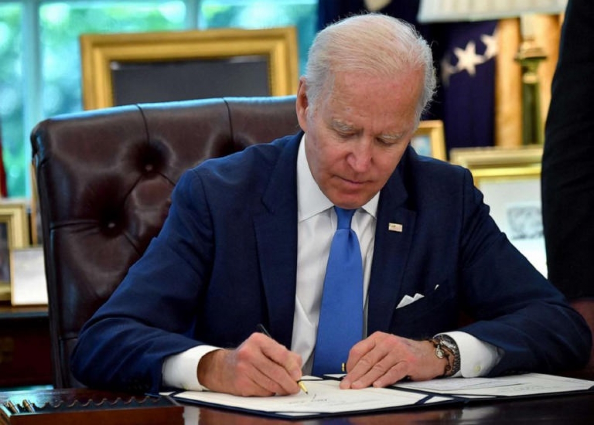 Tổng thống Mỹ Biden ký dự luật hỗ trợ tăng cường cung cấp vũ khí cho Ukraine - Ảnh 1.