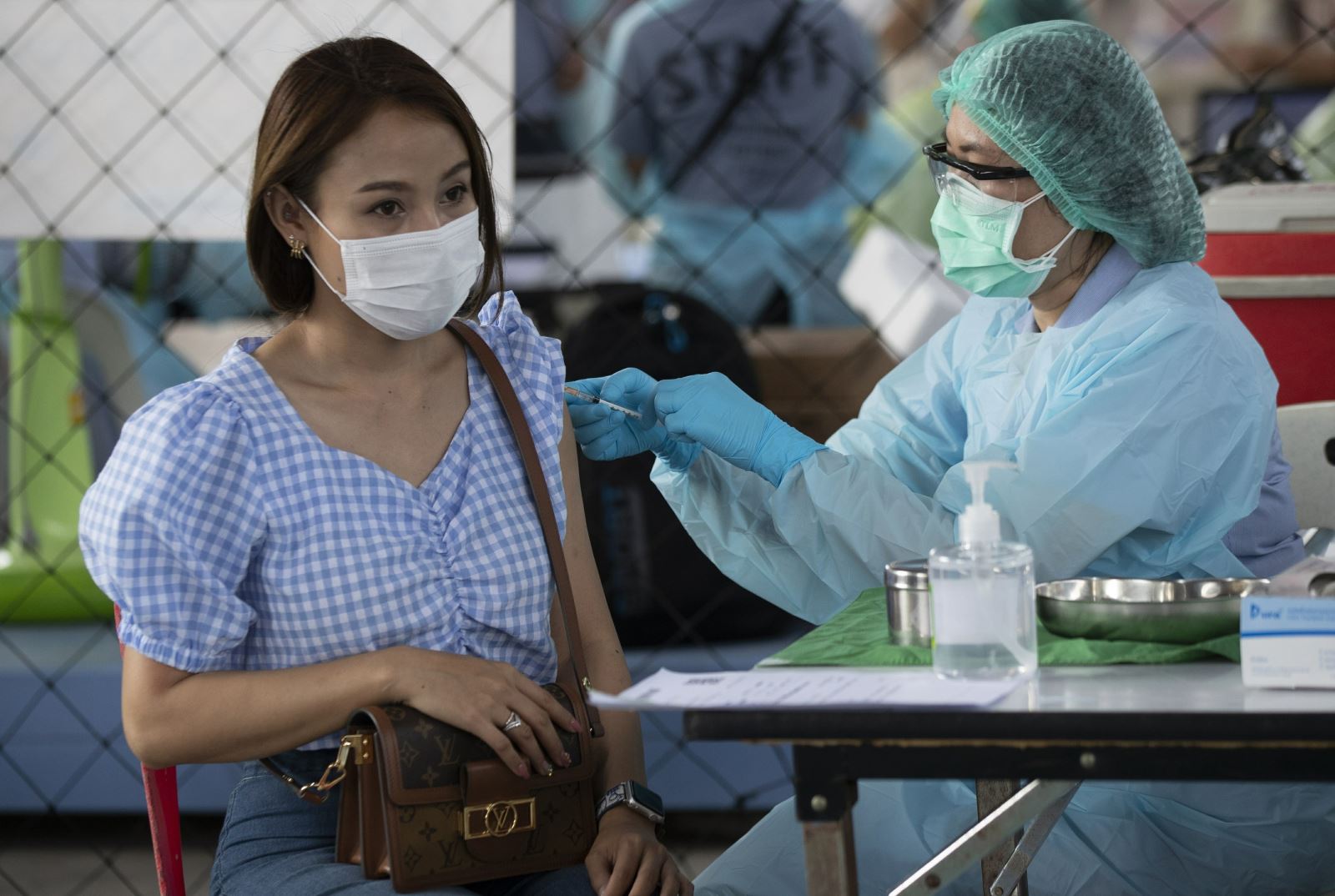 Hộ chiếu vaccine COVID-19 gây khó cho du khách Đông Nam Á khi đến EU - Ảnh 1.