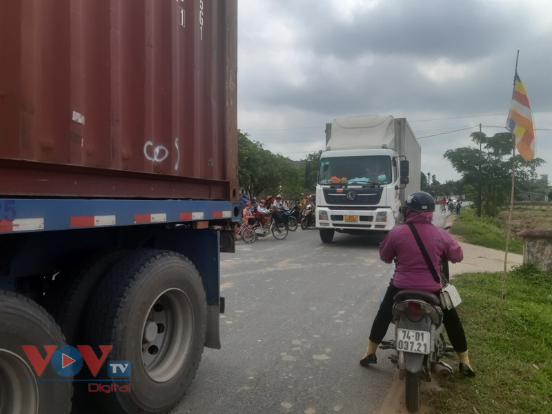 Tai nạn rình rập vì xe tải né trạm thu phí trên Quốc lộ 1A đoạn qua Quảng Trị - Ảnh 8.