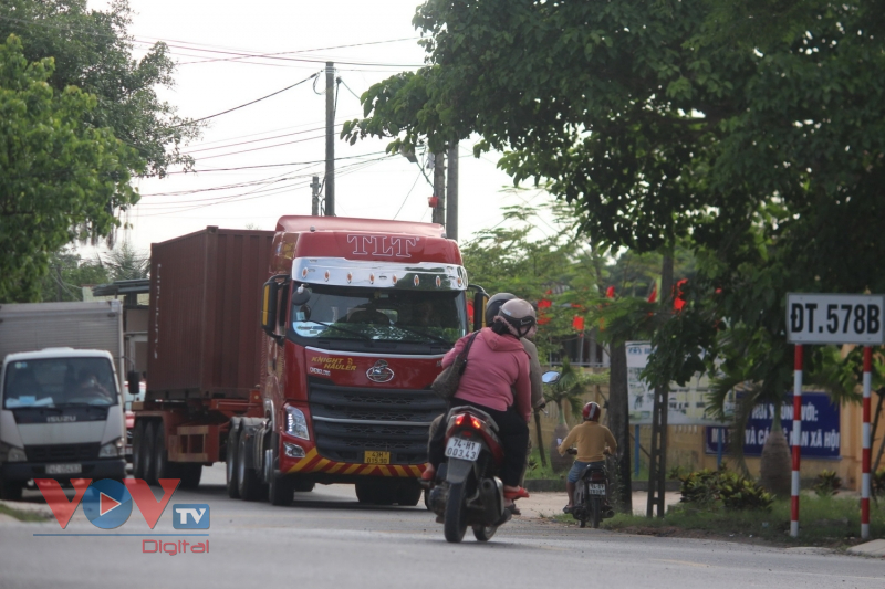 Tai nạn rình rập vì xe tải né trạm thu phí trên Quốc lộ 1A đoạn qua Quảng Trị - Ảnh 2.