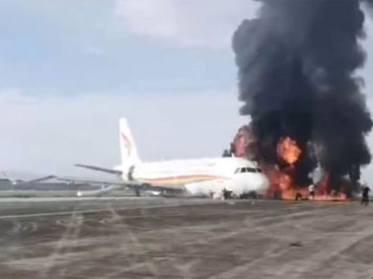 Hãng hàng không Tibet Airlines: Hàng chục hành khách bị thương nhẹ trong vụ máy bay bốc cháy tại Trung Quốc - Ảnh 1.