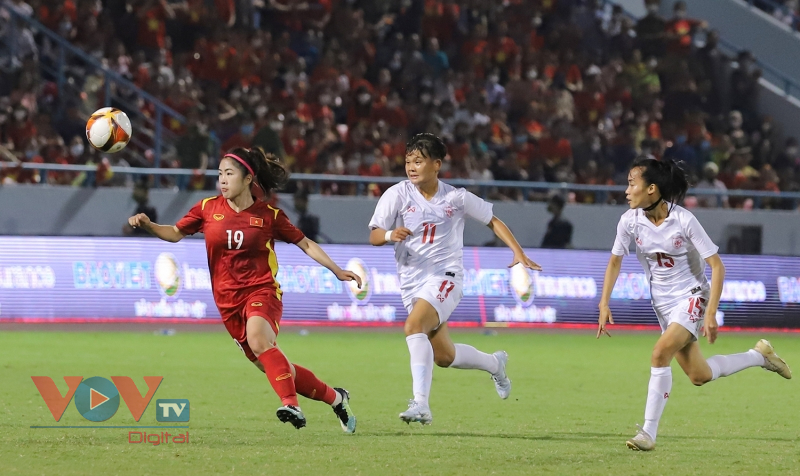 Sân Cẩm Phả 'cháy rực' mừng tuyển nữ Việt Nam vào chung kết - Ảnh 10.