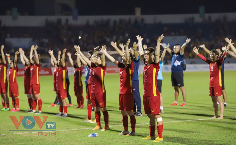 Sân Cẩm Phả 'cháy rực' mừng tuyển nữ Việt Nam vào chung kết - Ảnh 14.