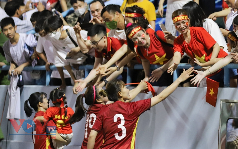 Sân Cẩm Phả 'cháy rực' mừng tuyển nữ Việt Nam vào chung kết - Ảnh 15.