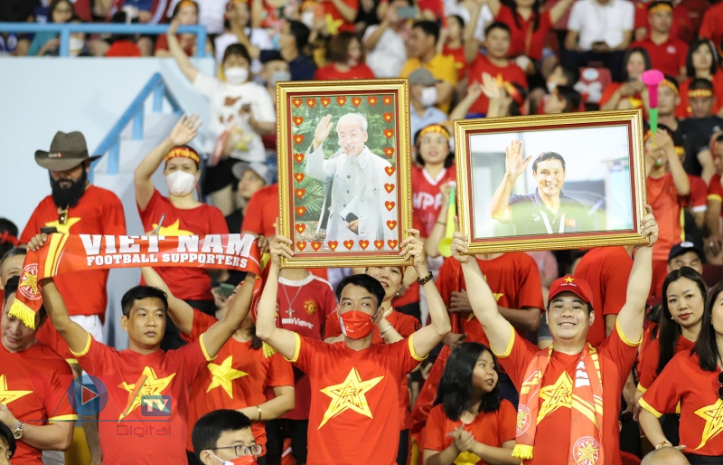 Sân Cẩm Phả 'cháy rực' mừng tuyển nữ Việt Nam vào chung kết - Ảnh 3.