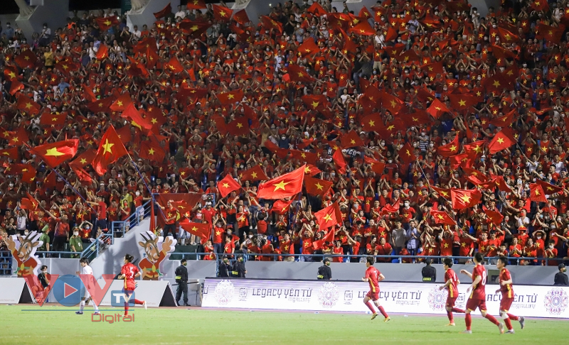 Sân Cẩm Phả 'cháy rực' mừng tuyển nữ Việt Nam vào chung kết - Ảnh 7.