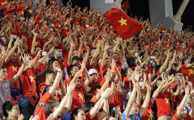Sân Cẩm Phả 'cháy rực' mừng tuyển nữ Việt Nam vào chung kết - Ảnh 8.