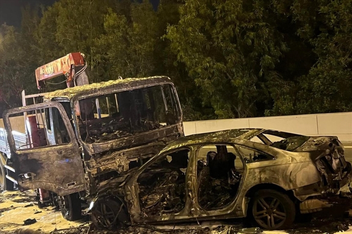TP.HCM: Xe Audi chạy ngược chiều, đâm xe tải rồi bốc cháy khiến 2 người chết - Ảnh 1.