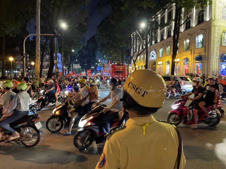 Hàng triệu người hâm mộ ăn mừng U23 Việt Nam vô địch SEA Games 31 - Ảnh 11.
