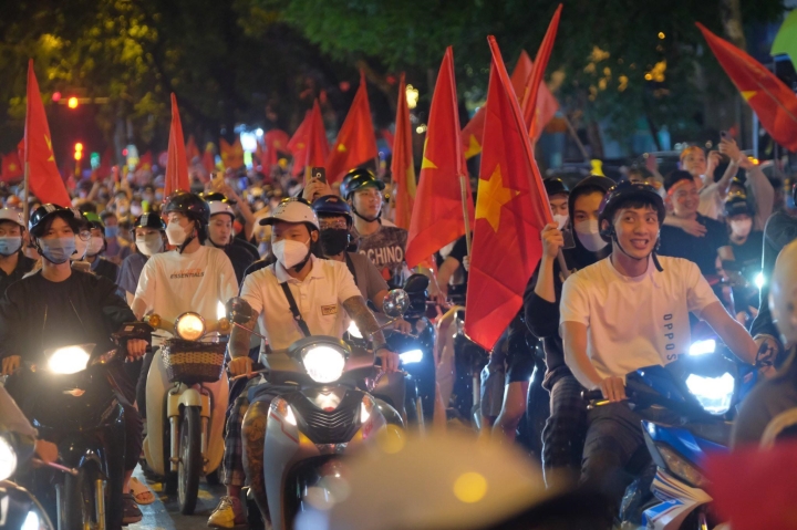 Hàng triệu người hâm mộ ăn mừng U23 Việt Nam vô địch SEA Games 31 - Ảnh 2.