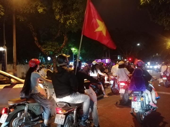 Hàng triệu người hâm mộ ăn mừng U23 Việt Nam vô địch SEA Games 31 - Ảnh 30.