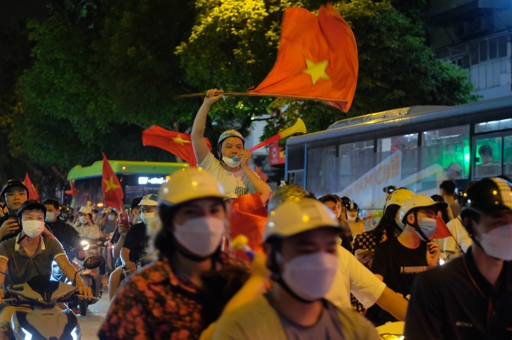 Hàng triệu người hâm mộ ăn mừng U23 Việt Nam vô địch SEA Games 31 - Ảnh 4.