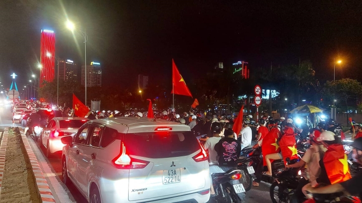 Hàng triệu người hâm mộ ăn mừng U23 Việt Nam vô địch SEA Games 31 - Ảnh 16.