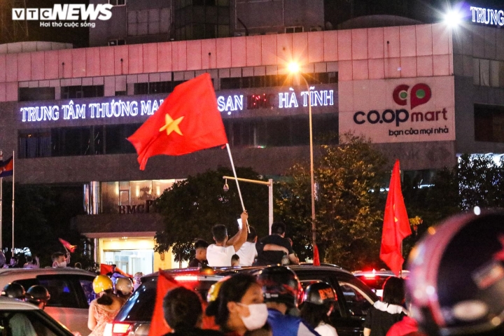 Hàng triệu người hâm mộ ăn mừng U23 Việt Nam vô địch SEA Games 31 - Ảnh 6.