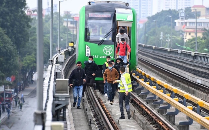 Tàu Cát Linh đột ngột dừng do trời mưa: Metro Hà Nội nói 'chuyện bình thường' - Ảnh 1.