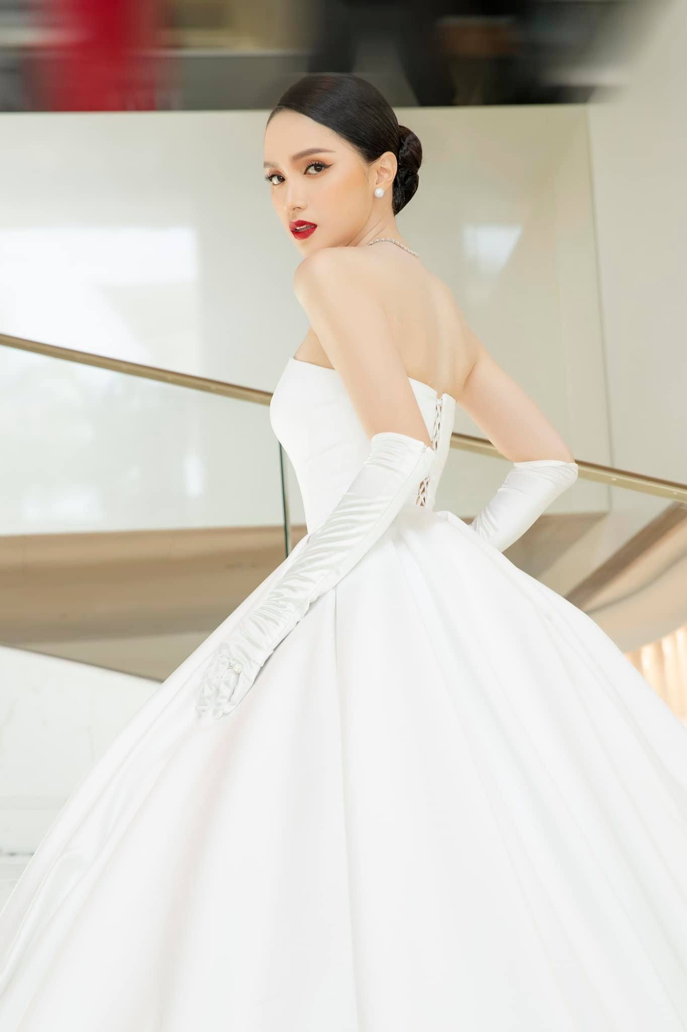 Hương Giang diện váy như cô dâu, bất ngờ xuất hiện trên thảm đỏ Cannes - Ảnh 6.