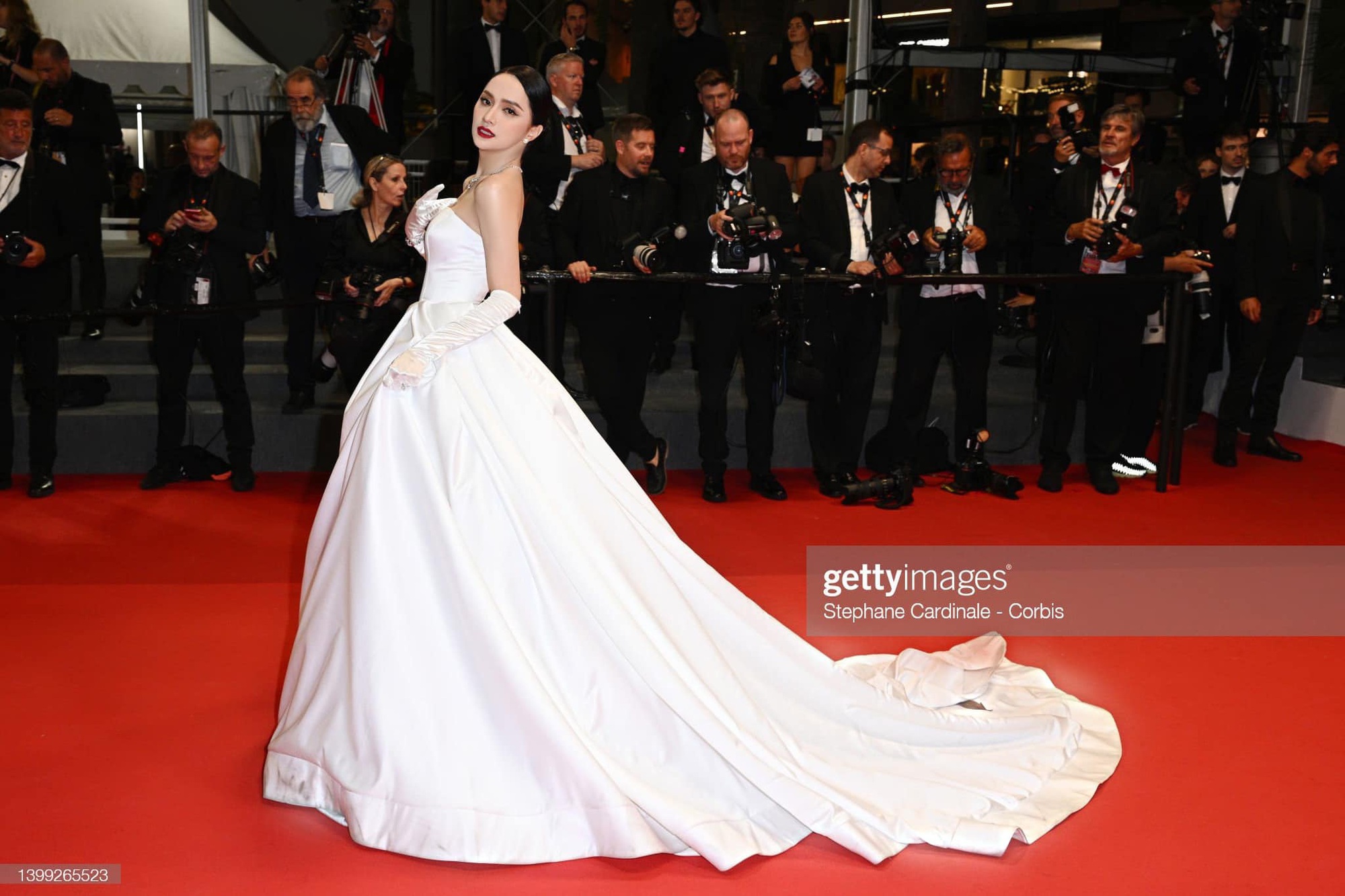Hương Giang diện váy như cô dâu, bất ngờ xuất hiện trên thảm đỏ Cannes - Ảnh 3.