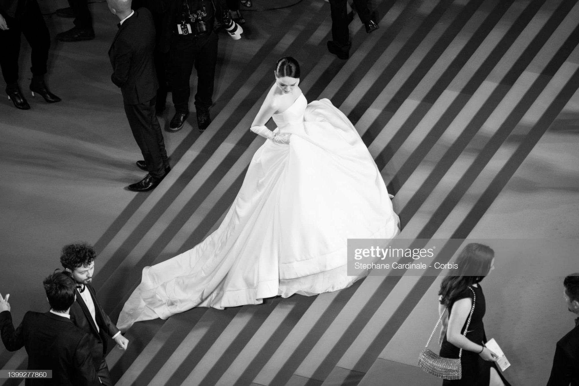Hương Giang diện váy như cô dâu, bất ngờ xuất hiện trên thảm đỏ Cannes - Ảnh 5.
