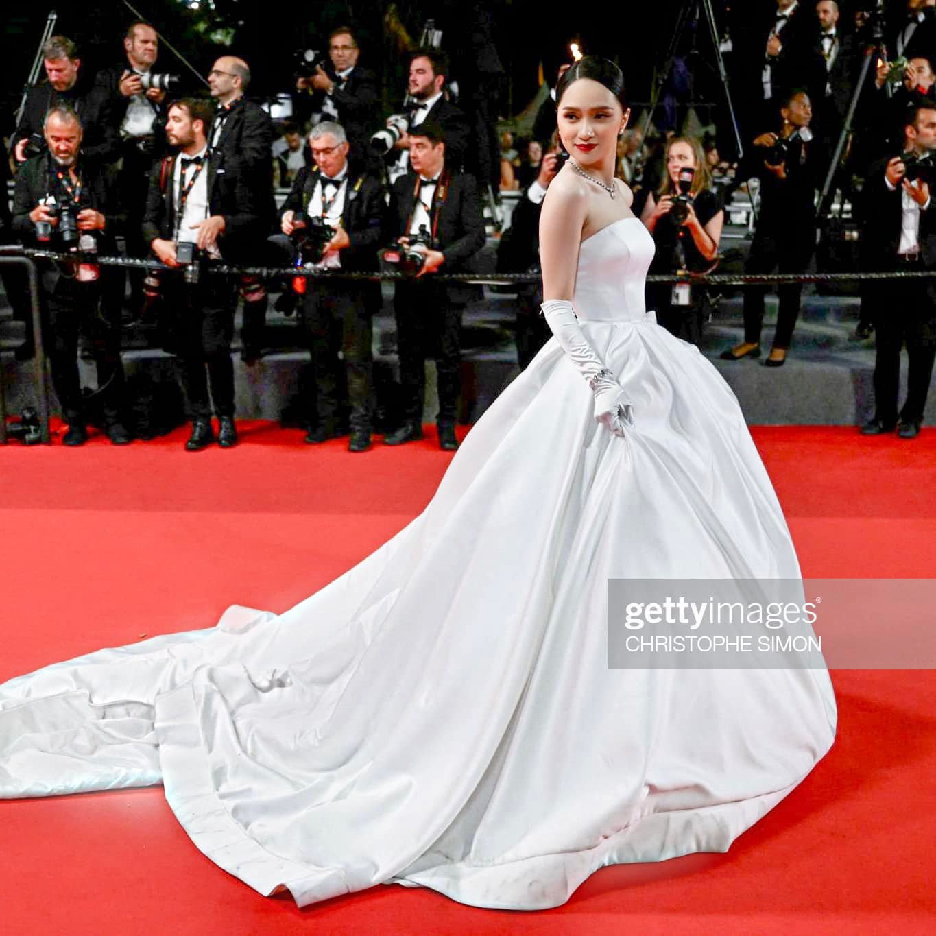 Hương Giang diện váy như cô dâu, bất ngờ xuất hiện trên thảm đỏ Cannes - Ảnh 4.