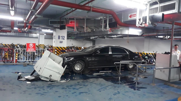 Hà Nội: Mercedes Maybach tông loạt xe máy ở hầm chung cư, 1 người bị thương - Ảnh 1.