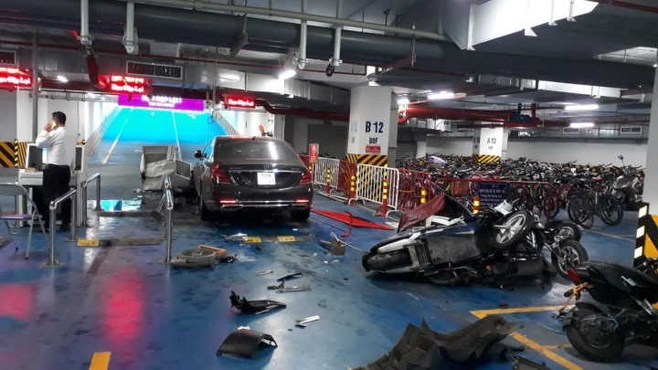 Hà Nội: Mercedes Maybach tông loạt xe máy ở hầm chung cư, 1 người bị thương - Ảnh 2.
