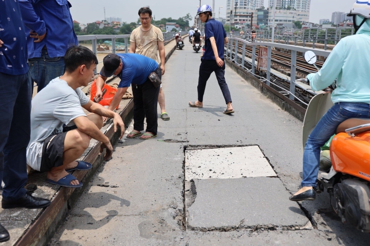 Xác định nguyên nhân gây lỗ thủng lớn trên cầu Long Biên, Hà Nội - Ảnh 2.
