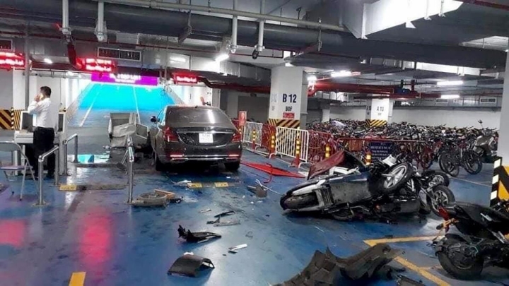Cho thôi việc bảo vệ lái Mercedes Maybach tông loạt xe máy trong hầm chung cư - Ảnh 1.