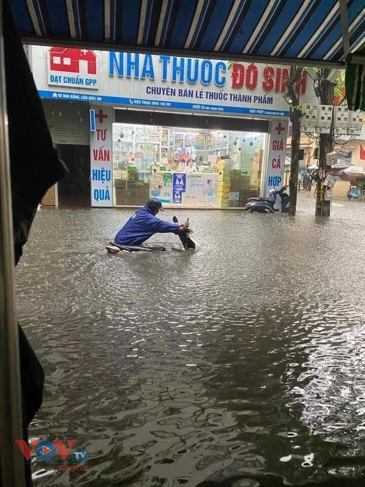 Hà Nội: Mưa lớn tiếp tục gây ngập úng nhiều tuyến phố - Ảnh 2.