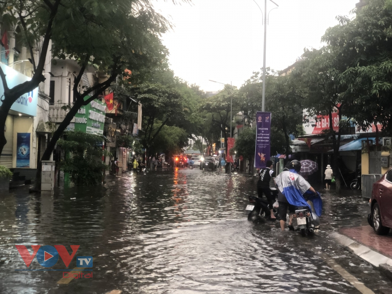 Hà Nội: Mưa lớn tiếp tục gây ngập úng nhiều tuyến phố - Ảnh 3.
