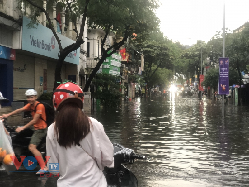 Hà Nội: Mưa lớn tiếp tục gây ngập úng nhiều tuyến phố - Ảnh 4.