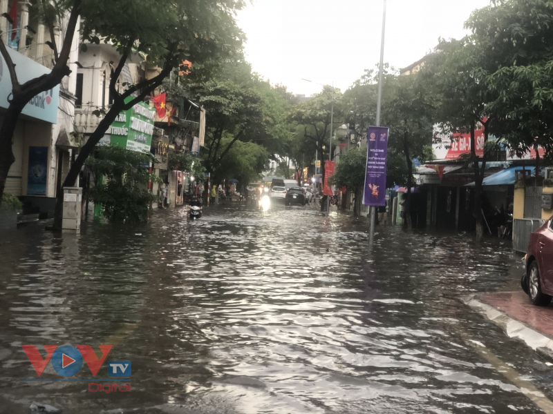 Hà Nội: Mưa lớn tiếp tục gây ngập úng nhiều tuyến phố - Ảnh 5.