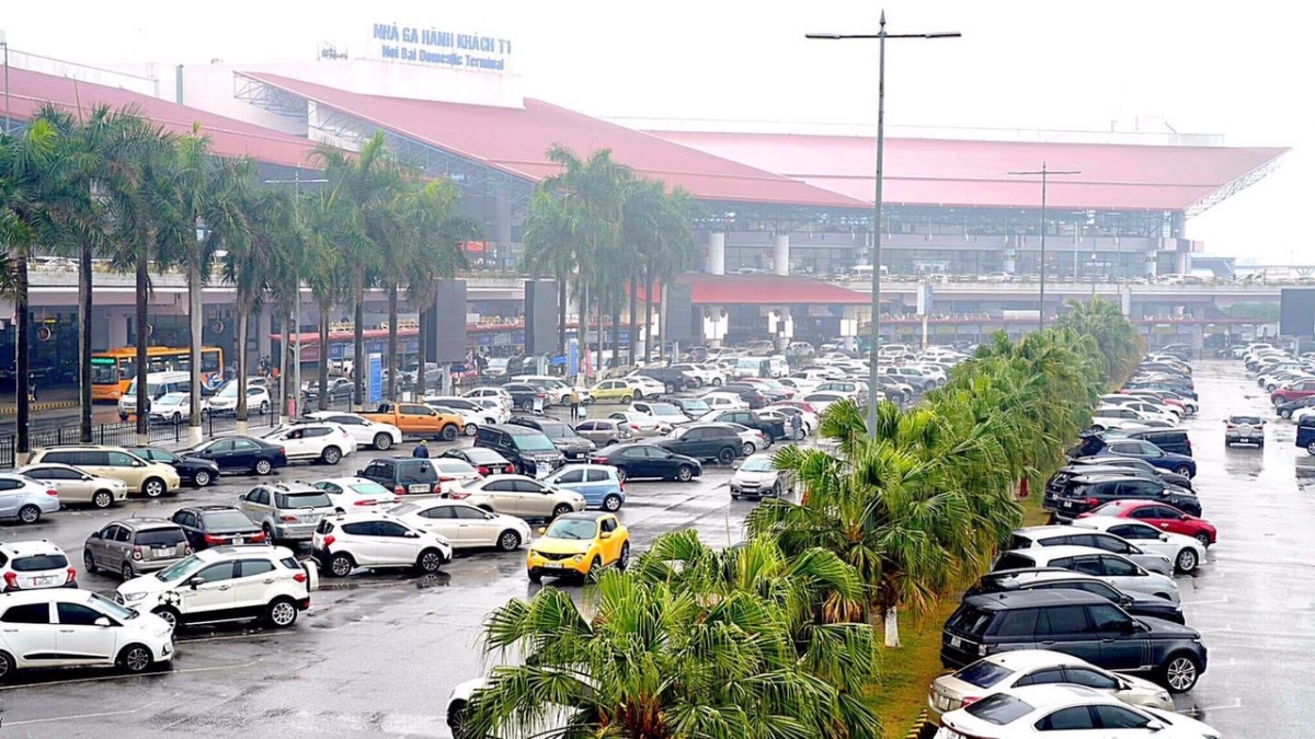 Sân bay Nội Bài, Tân Sơn Nhất đông 'nghẹt thở' trong ngày cuối kỳ nghỉ lễ 30/4 - 1/5 - Ảnh 2.
