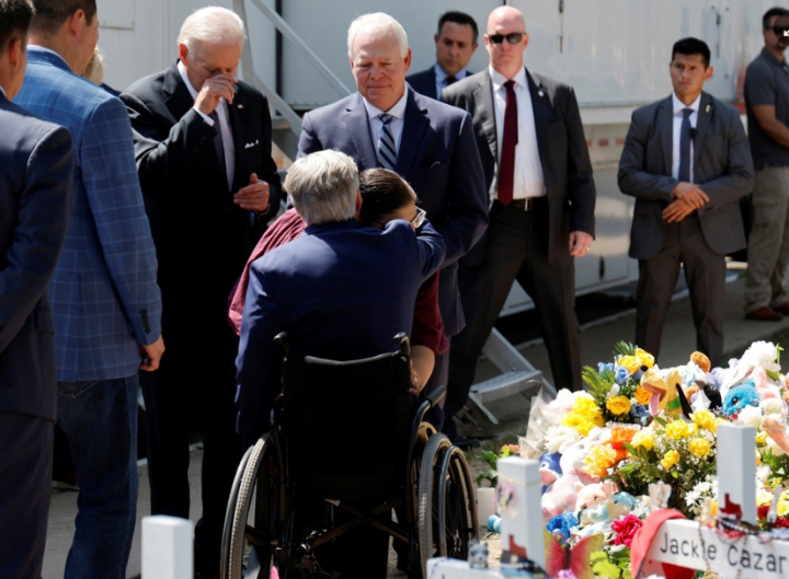 Tổng thống Biden rơi nước mắt khi tới thăm trường tiểu học bị xả súng - Ảnh 1.
