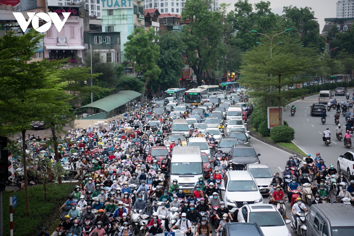 Giao thông Hà Nội tiếp tục tắc nghẽn kéo dài trong ngày đầu tuần - Ảnh 4.