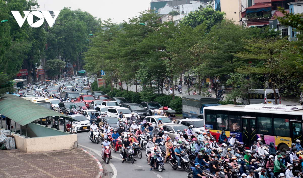 Giao thông Hà Nội tiếp tục tắc nghẽn kéo dài trong ngày đầu tuần - Ảnh 6.