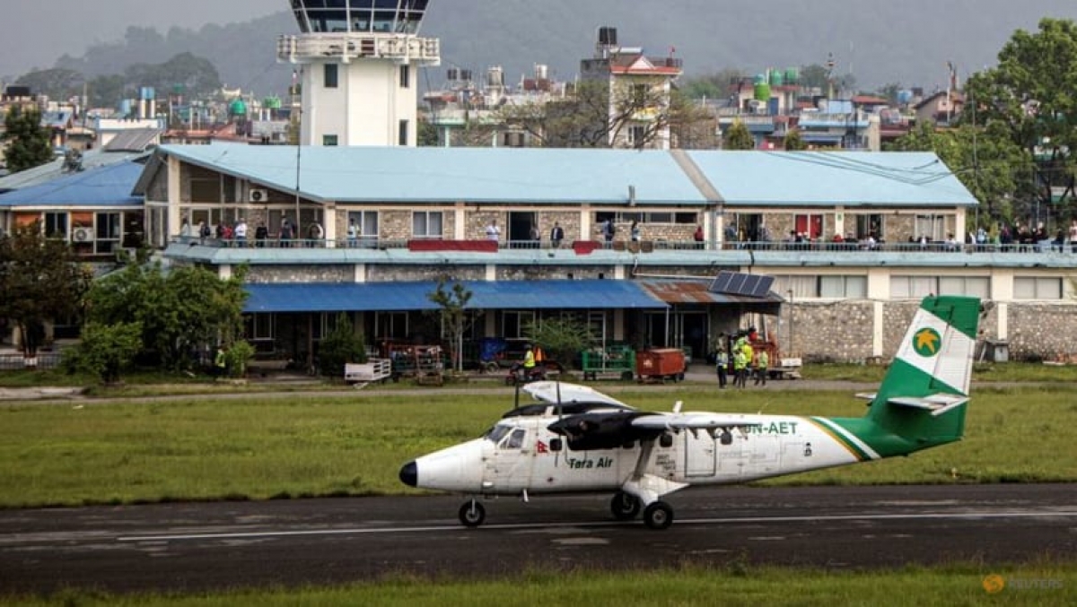 Đã xác định được vị trí rơi máy bay chở 22 người ở Nepal - Ảnh 1.