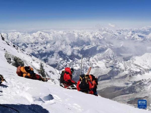 Trung Quốc lắp đặt trạm thời tiết tự động cao nhất thế giới trên đỉnh Everest - Ảnh 2.
