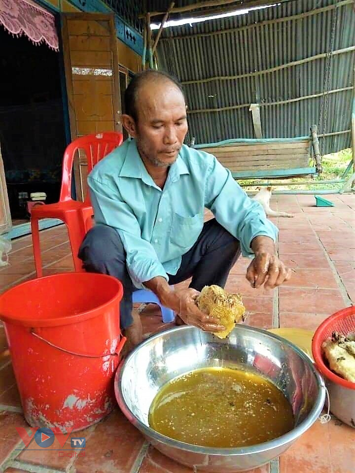 Trải nghiệm nghề 'ăn ong' truyền thống ở đất rừng U Minh hạ - Ảnh 8.