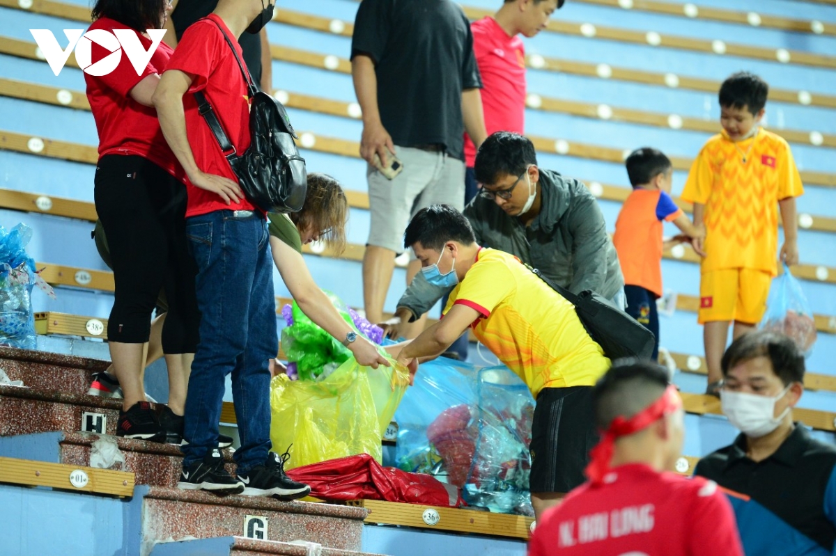 CĐV Việt Nam nán lại dọn rác trên sân Việt Trì sau trận hòa U23 Philippines - Ảnh 2.