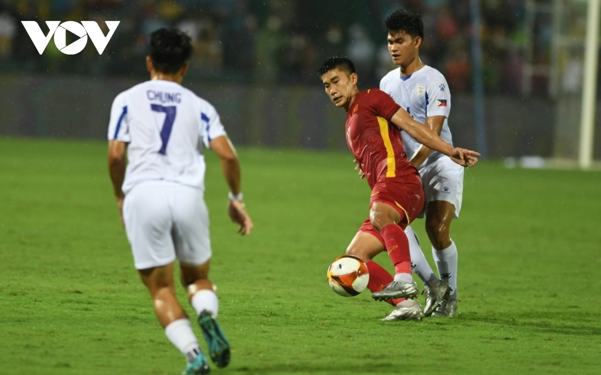 CĐV Việt Nam nán lại dọn rác trên sân Việt Trì sau trận hòa U23 Philippines - Ảnh 14.
