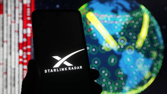Starlink của tỷ phú Elon Musk được cấp phép hoạt động tại Ukraine - Ảnh 1.