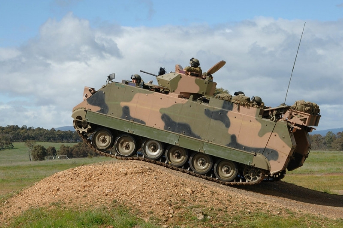 Australia viện trợ xe bọc thép chở quân cho Ukraine - Ảnh 1.