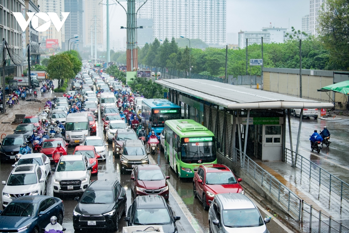 Hà Nội lại đề xuất cho xe ô tô đi chung làn xe buýt nhanh BRT - Ảnh 1.