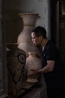 Nghệ nhân điêu khắc gốm Nguyễn Hùng ở làng Bát Tràng: Hành trình gần 40 năm nặng tình với Gốm - Ảnh 1.
