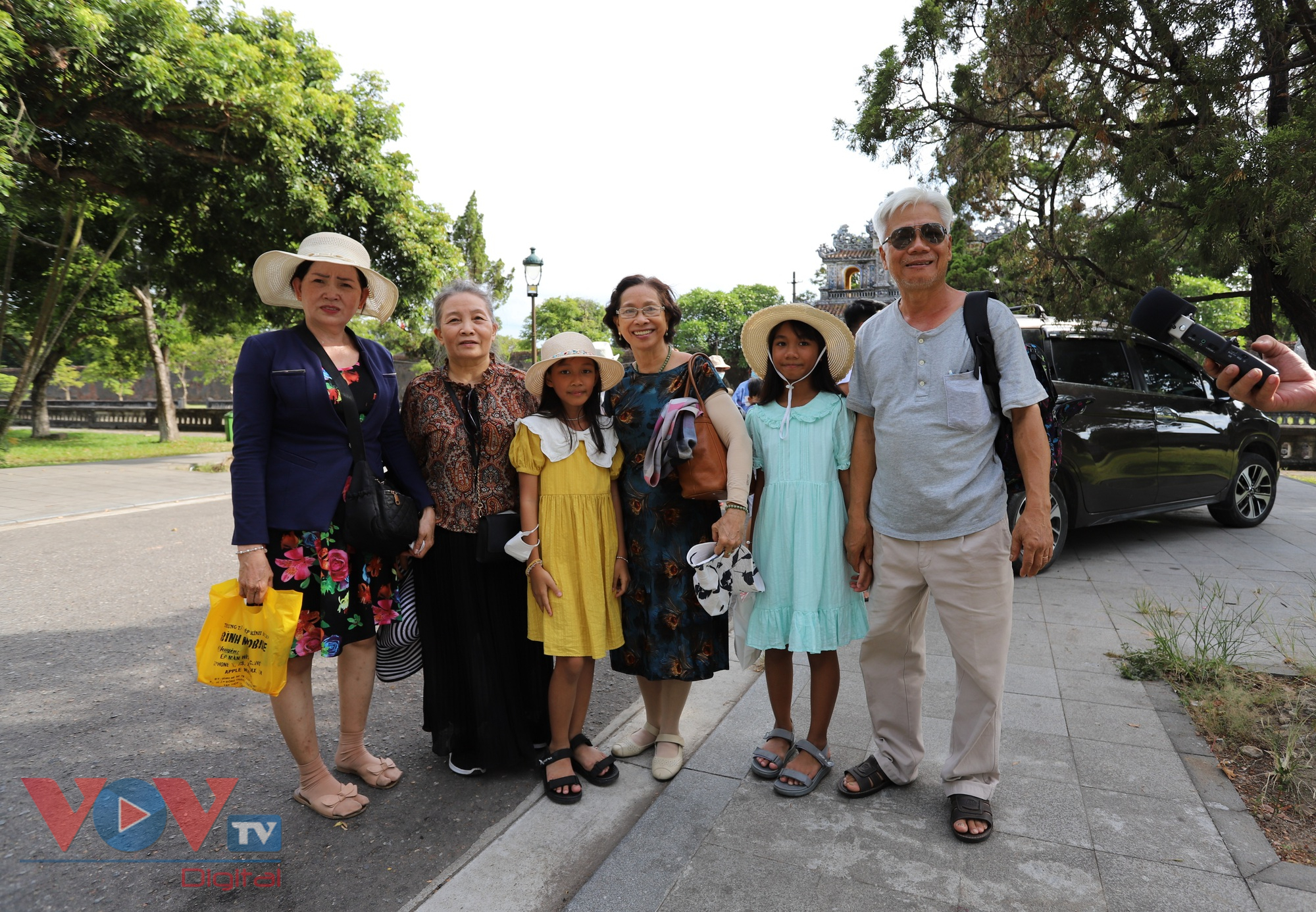 Nhiều gia đình chọn Huế là điểm đến trong ngày Gia đình Việt Nam - Ảnh 1.