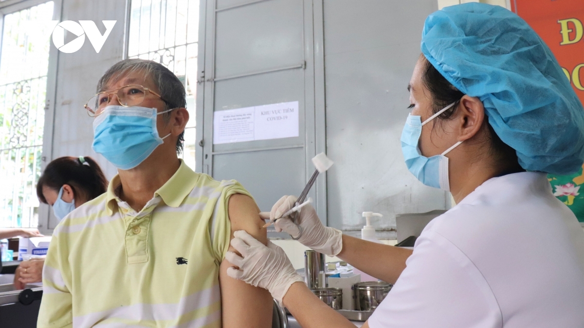 Bộ Y tế nêu lý do cần thiết ký cam kết tiêm vaccine COVID-19 - Ảnh 1.